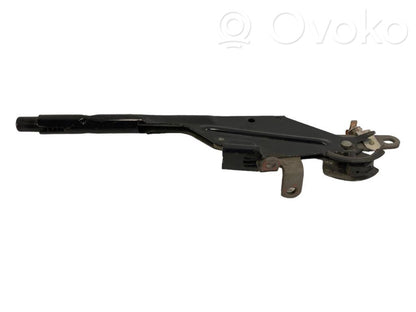 Rokas bremzes mehānisms (salonā)