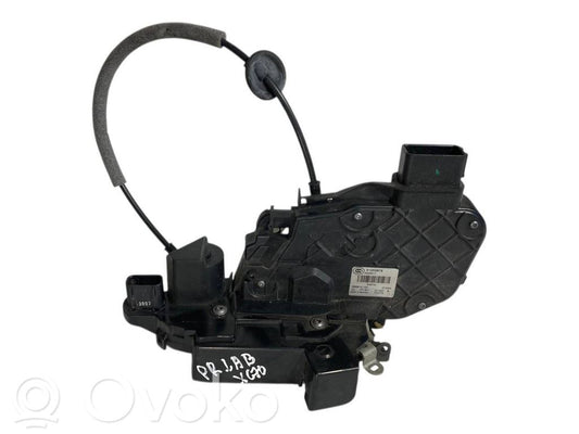 Priekšpusē slēdzene