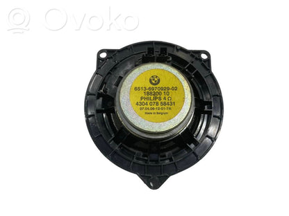 Skaļrunis (-i) priekšējās durvīs