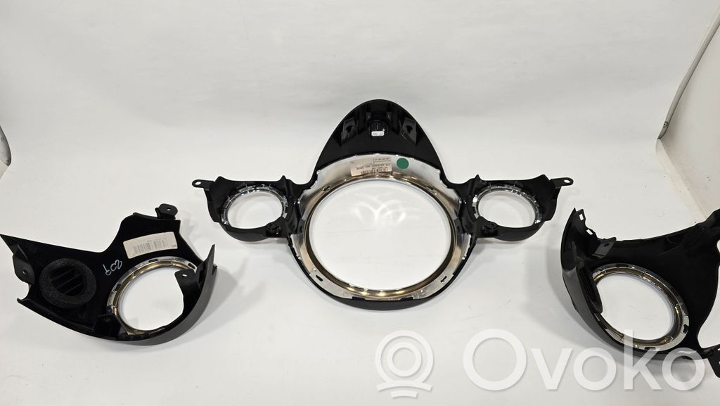 Paneļa dekoratīvās apdares vairogs (centrālais)