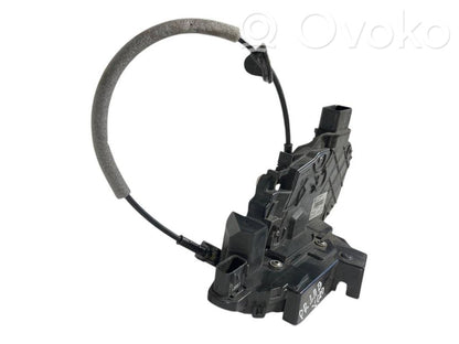 Priekšpusē slēdzene