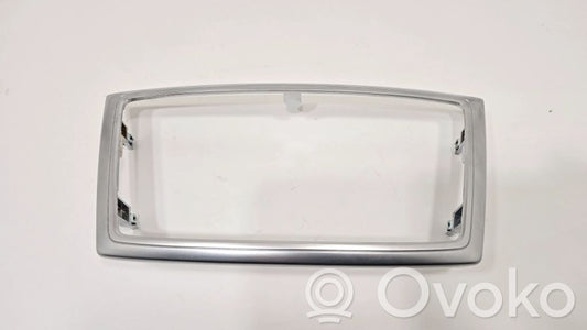 Radiouztvērēja / navigācija dekoratīvā apdare