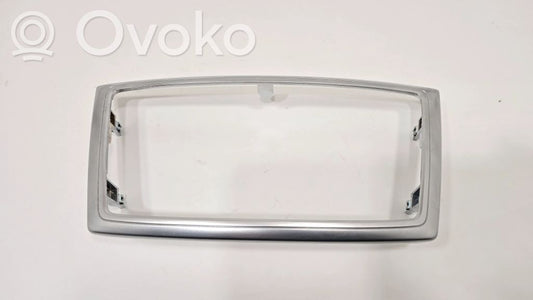 Radiouztvērēja / navigācija dekoratīvā apdare