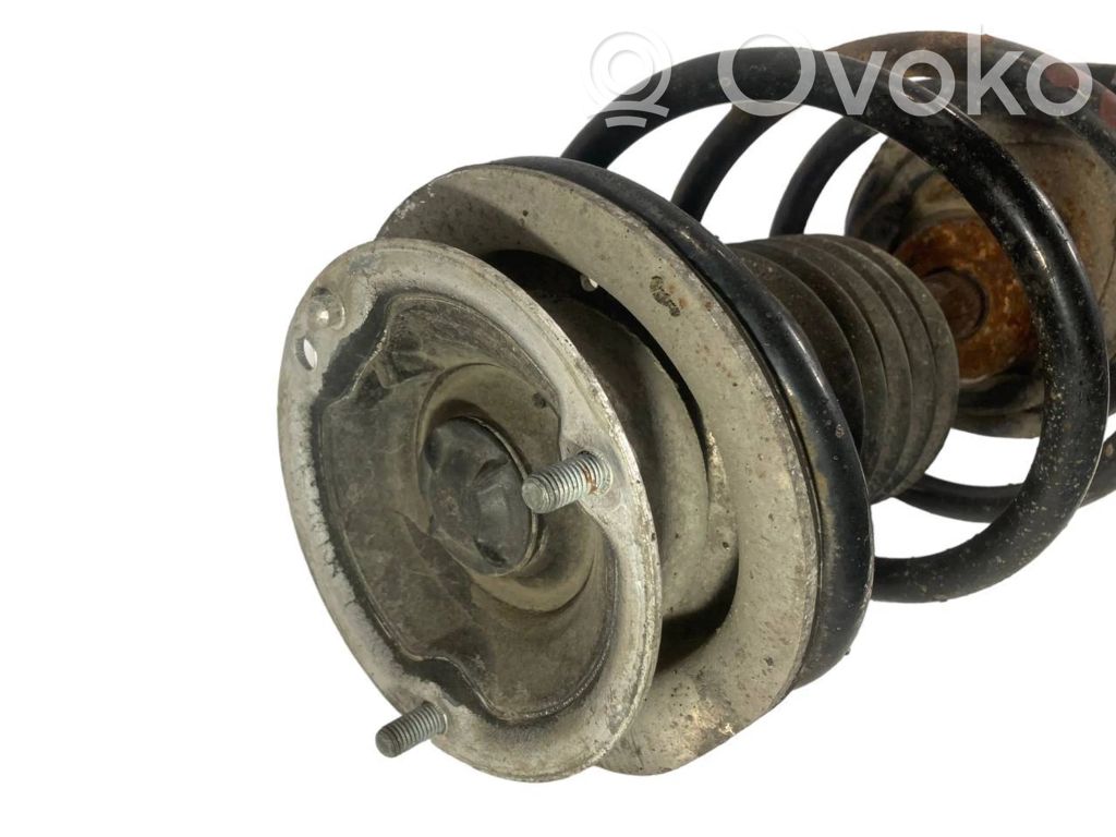 Priekšpusē amortizators ar atsperi