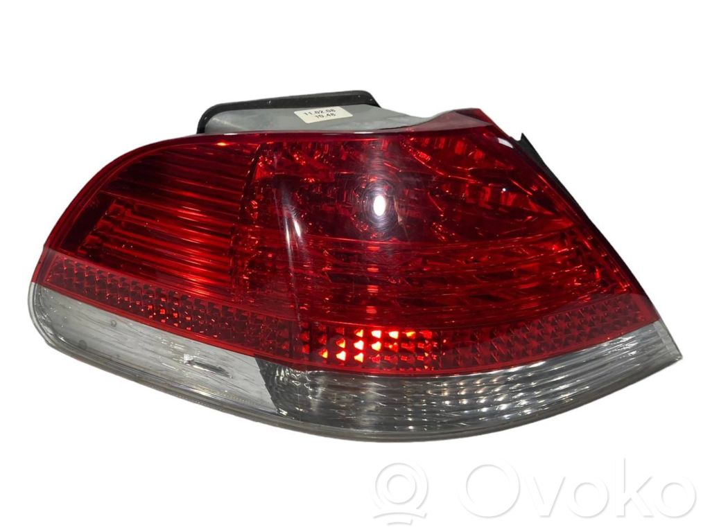 Aizmugurējais lukturis virsbūvē