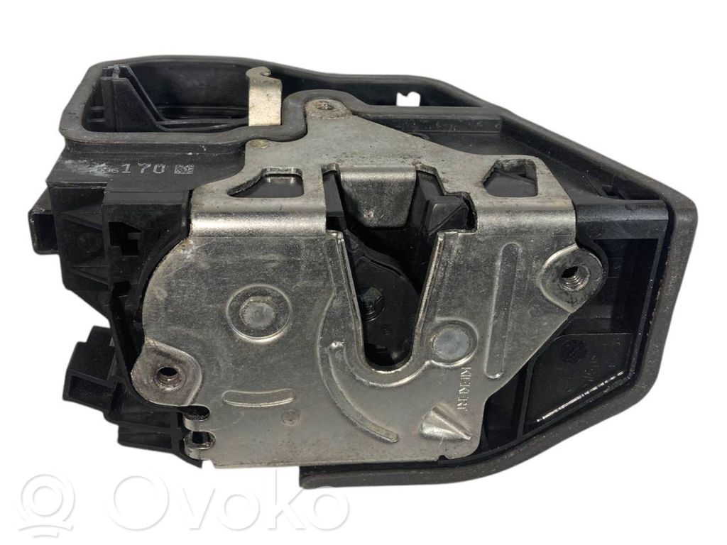 Priekšpusē slēdzene