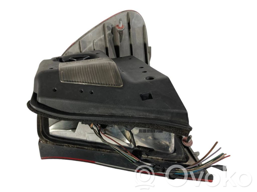 Aizmugurējais lukturis virsbūvē