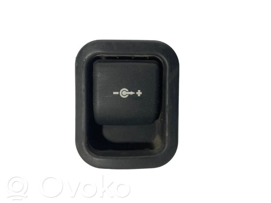 12 V ligzda (aizmugure)