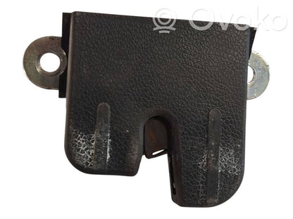 Aizmugurējā pārsega slēdzene