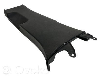 (B) statņa dekoratīvā apdare (apakšdaļa)