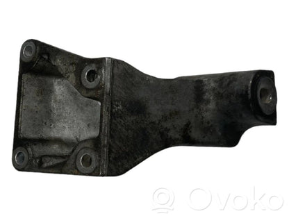 Engine mounting bracket