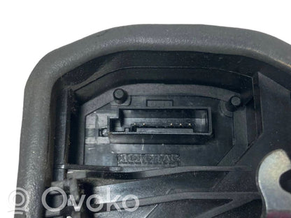 Priekšpusē slēdzene