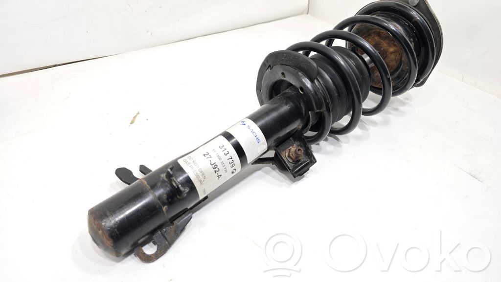 Priekšpusē amortizators ar atsperi