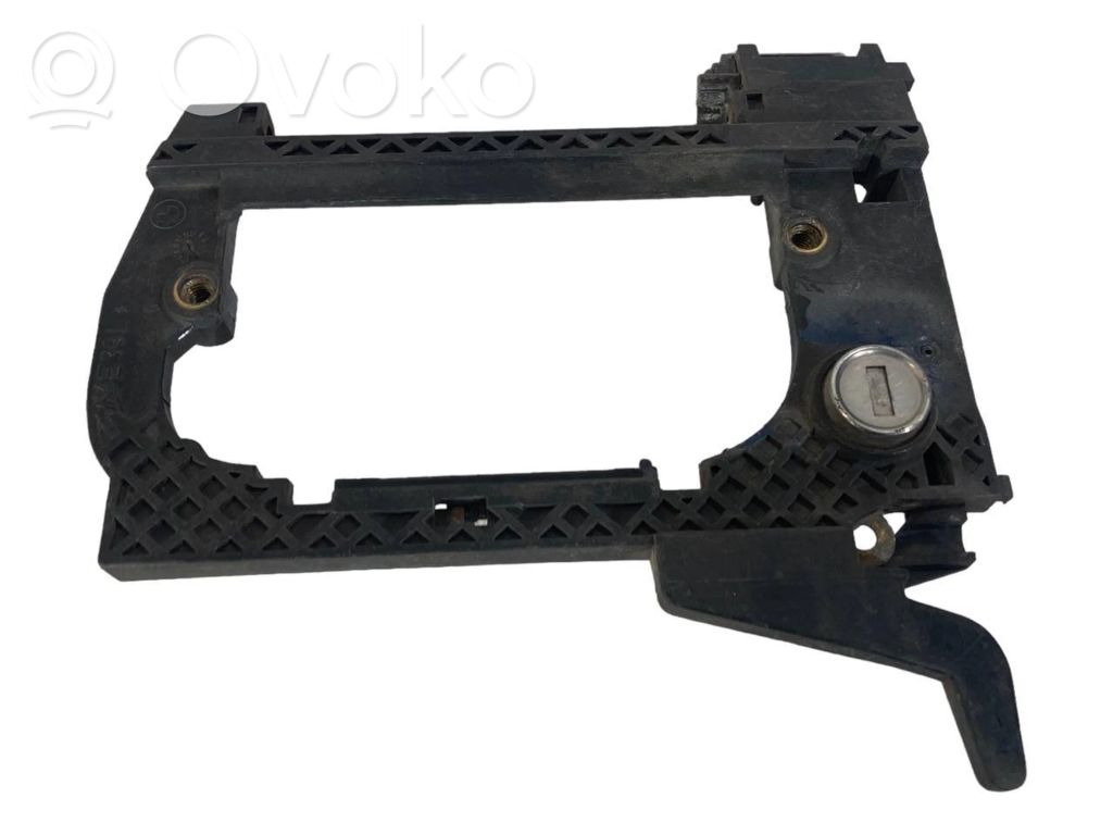 Holder/bracket for external opening handle at the front