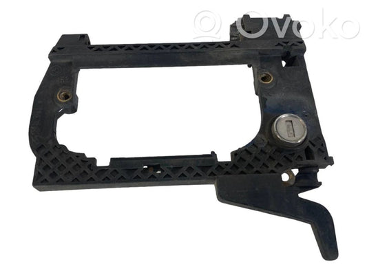 Priekšpusē turētājs / kronšteins ārējam atvēršanas rokturim