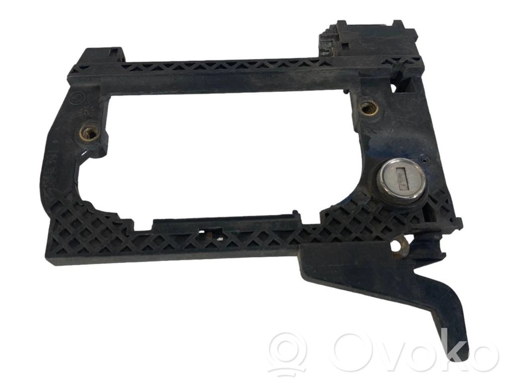 Priekšpusē turētājs / kronšteins ārējam atvēršanas rokturim