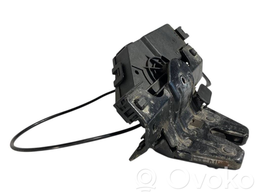 Aizmugurējā pārsega slēdzene