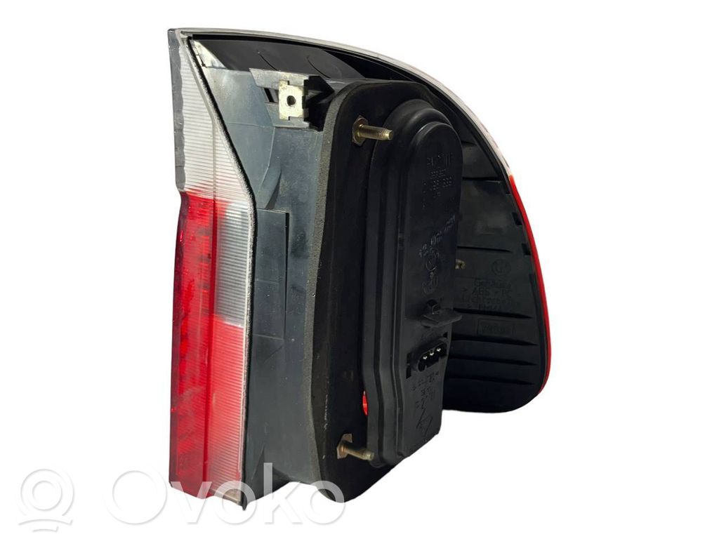 Aizmugurējais lukturis virsbūvē