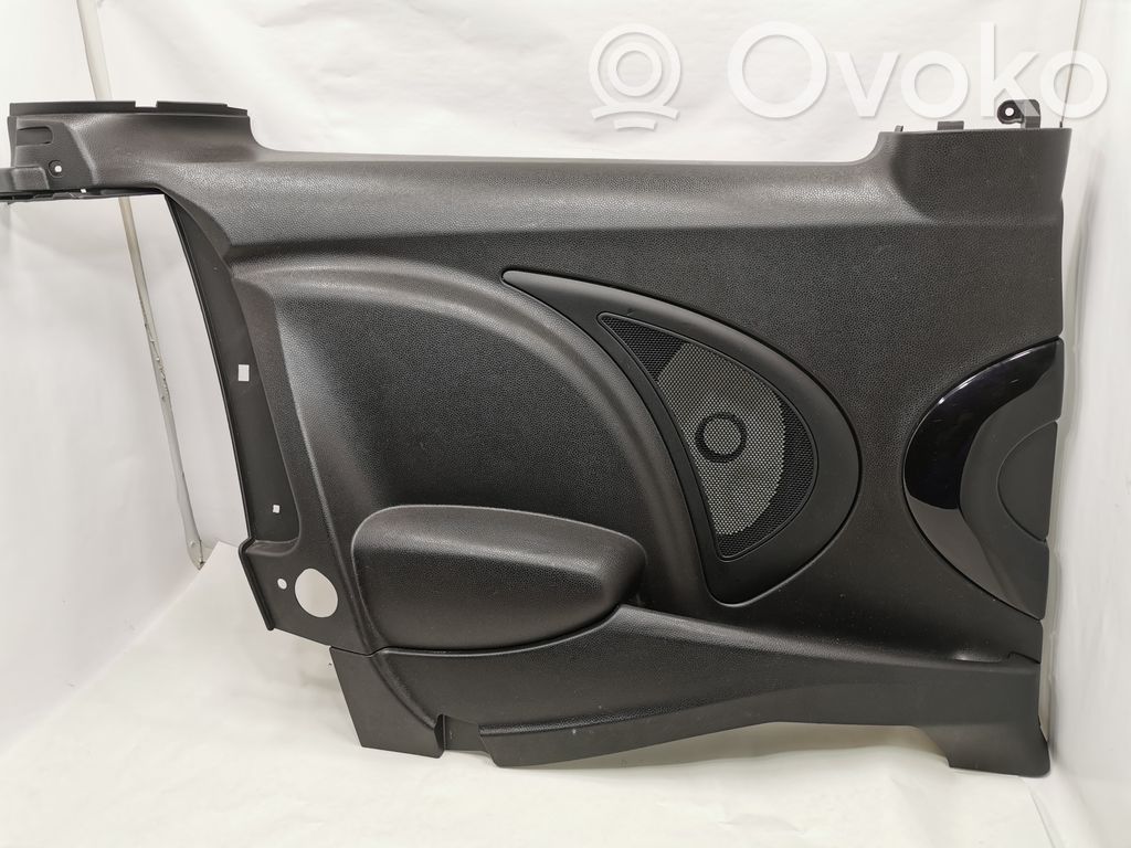 Apšuvums aizmugurējām durvīm