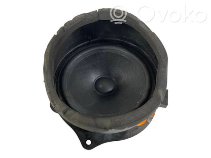 Skaļrunis (-i) priekšējās durvīs