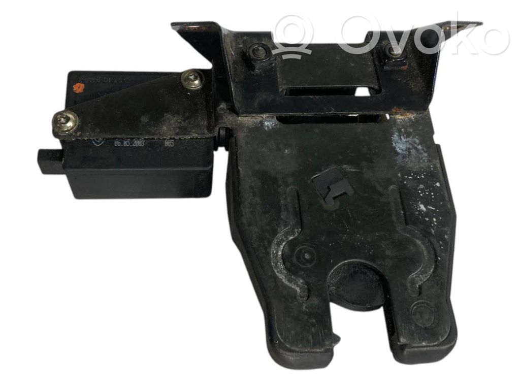 Aizmugurējā pārsega slēdzene