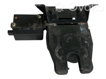 Aizmugurējā pārsega slēdzene