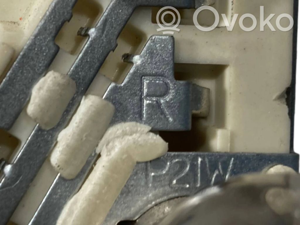 Держатель крышки заднего фонаря