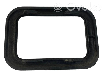 Closing handle / decorative trim