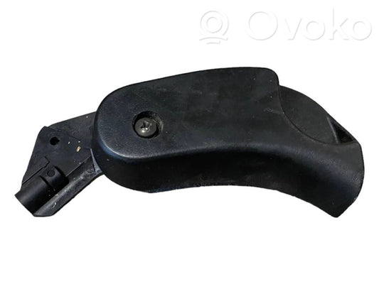 Dzinēja pārsega attaisīšanas rokturītis