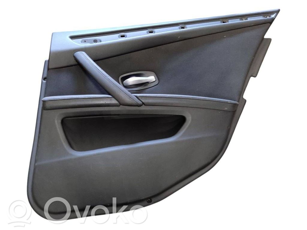 Apšuvums aizmugurējām durvīm