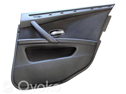 Apšuvums aizmugurējām durvīm