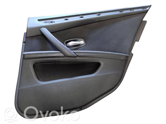 Apšuvums aizmugurējām durvīm