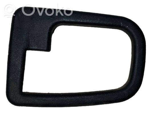 Priekšpusē durvju roktura vāciņš