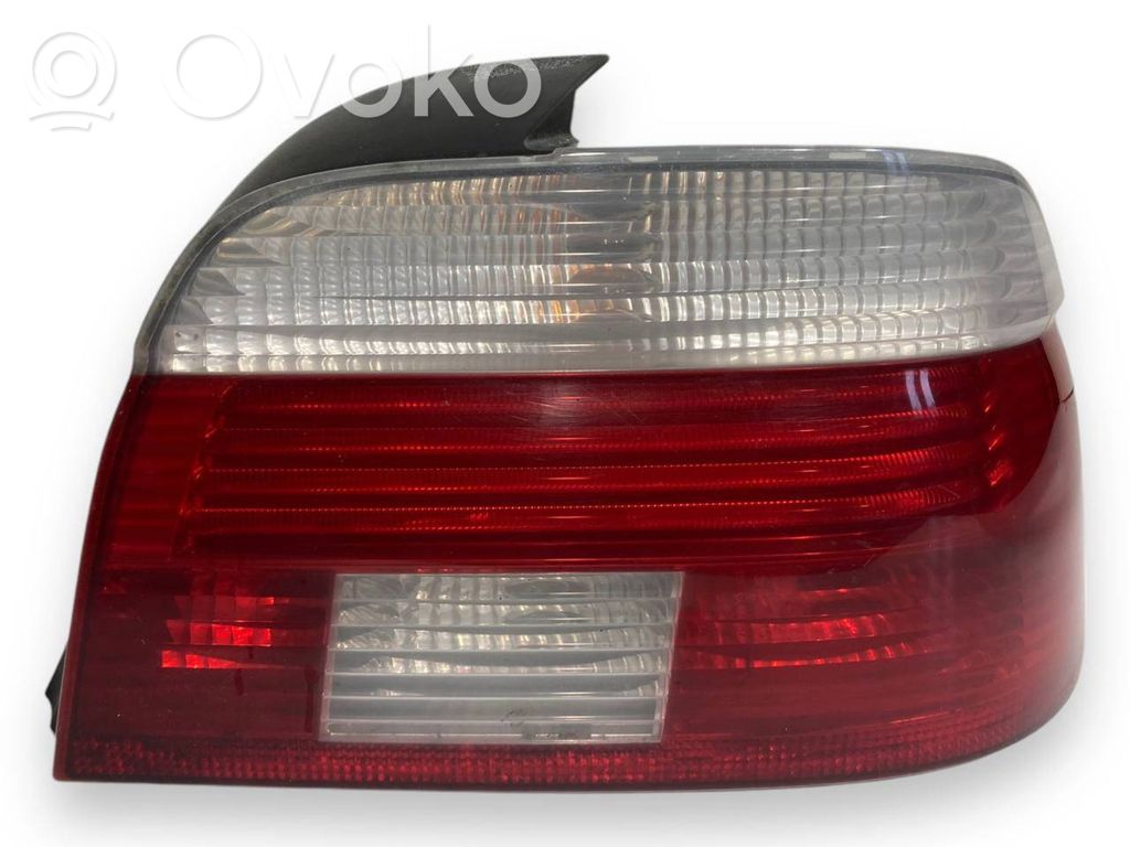 Aizmugurējais lukturis virsbūvē