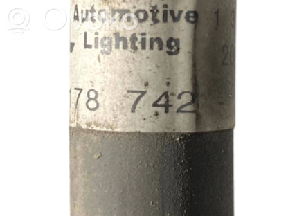 Lukturu mazgāšanas šķidruma trubiņa (-as)