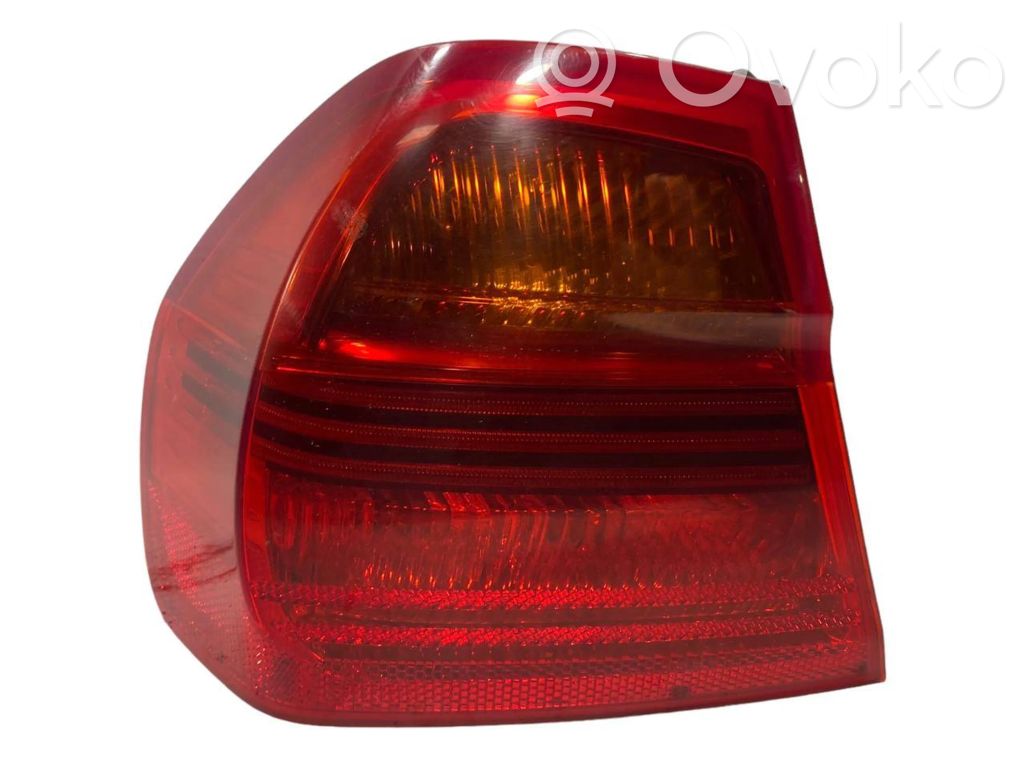 Задний фонарь в кузове