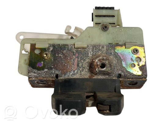 Aizmugurējā pārsega slēdzene