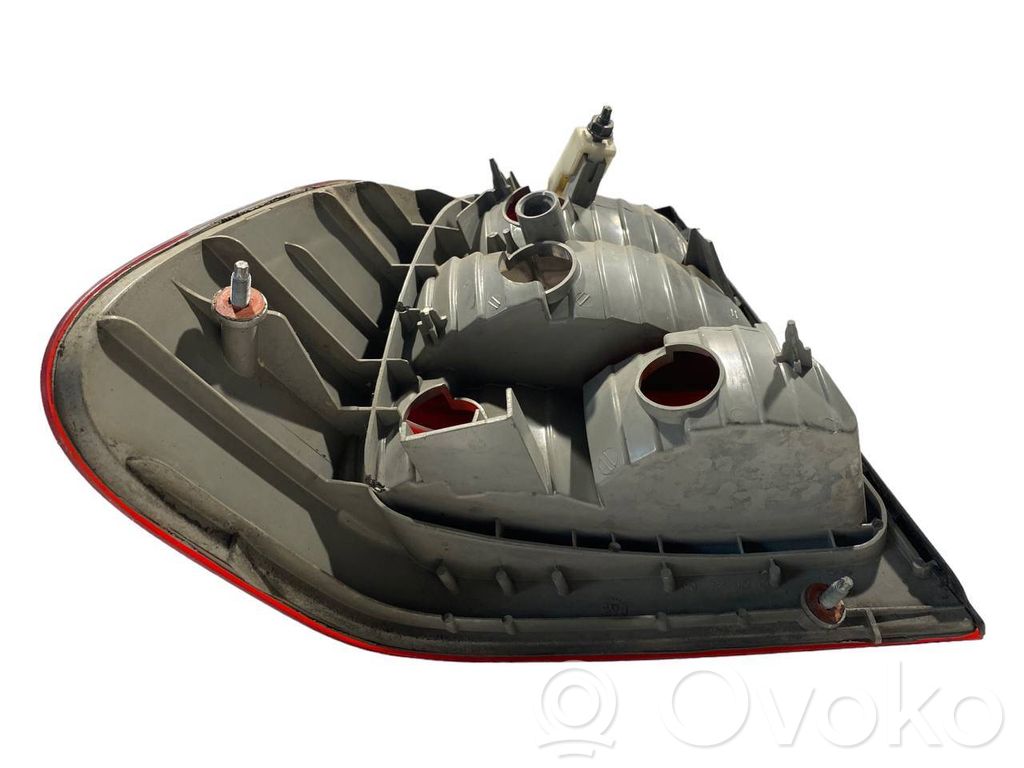 Aizmugurējais lukturis virsbūvē