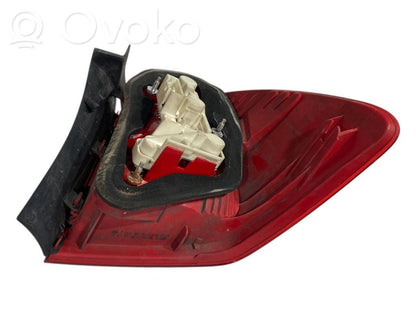 Aizmugurējais lukturis virsbūvē