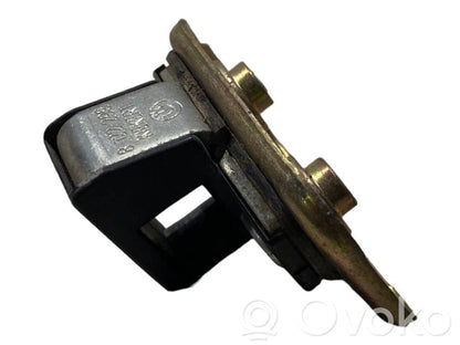 Priekšpusē slēdzenes cilpa