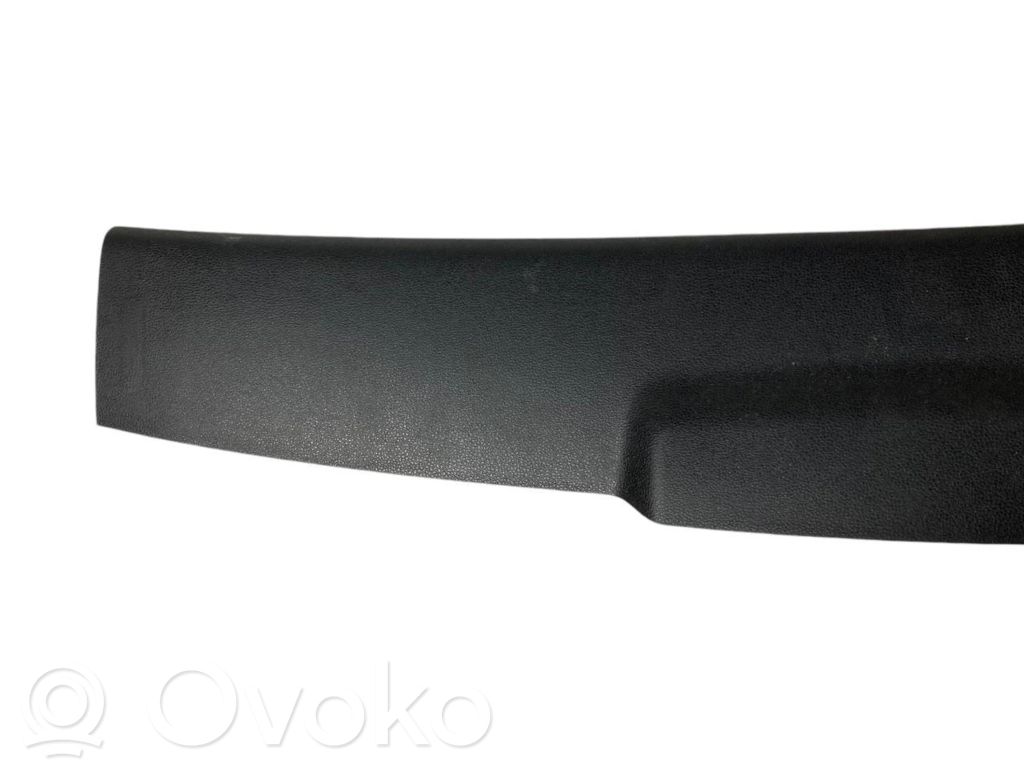 Augšējā dekoratīvā apdare (pie loga)
