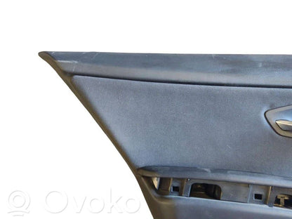 Apšuvums aizmugurējām durvīm