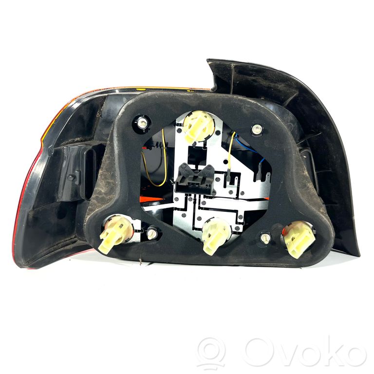 Aizmugurējais lukturis virsbūvē