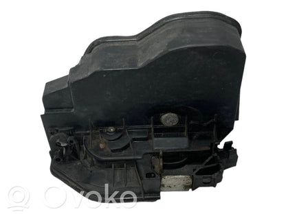 Priekšpusē slēdzene