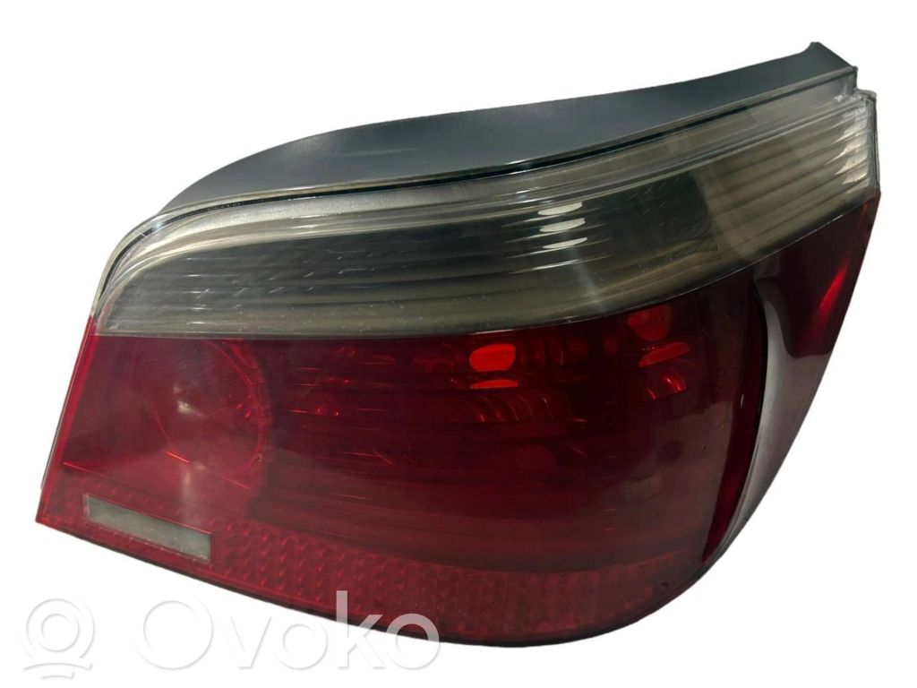 Задний фонарь в кузове