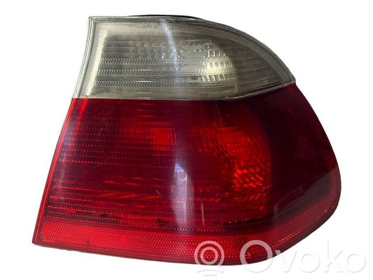 Задний фонарь в кузове