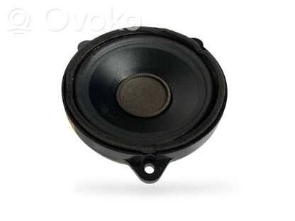 Speaker(s) in front door