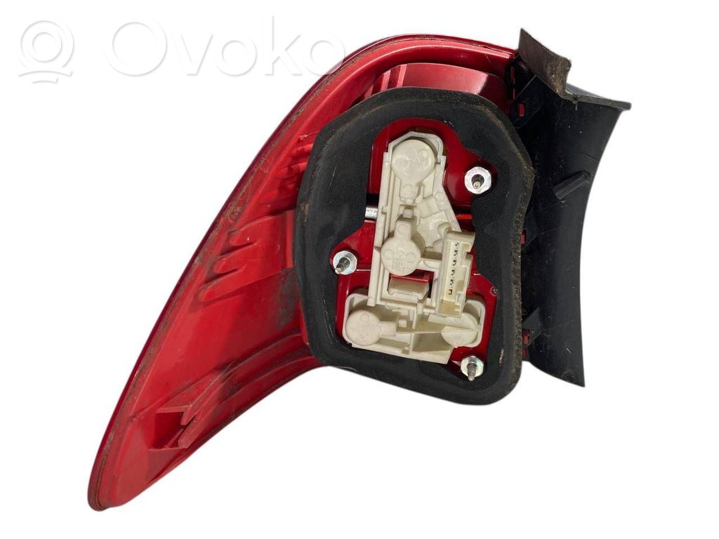 Aizmugurējais lukturis virsbūvē