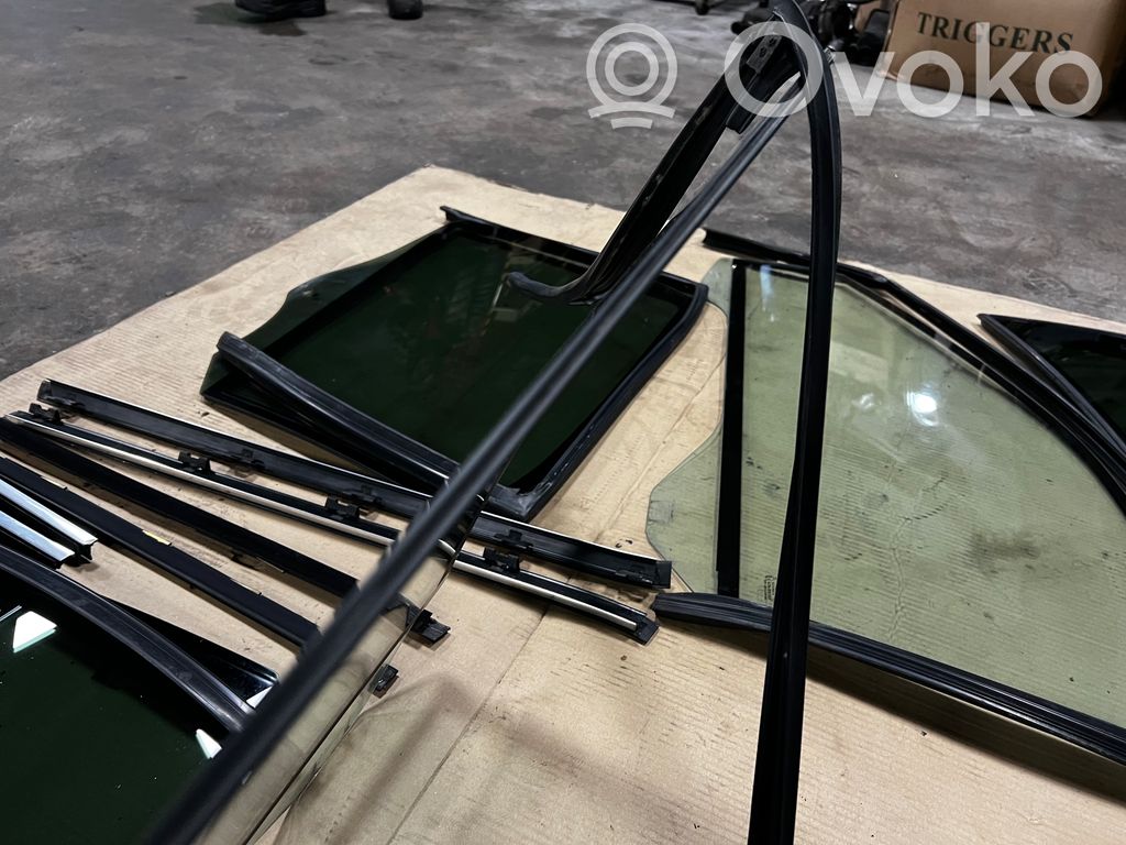 priekšējo durvju stikls (četrdurvju mašīnai)