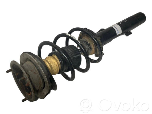 Priekšpusē amortizators ar atsperi